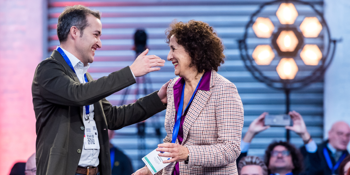 Luis Campos con Mari Carme Maeztu, Consejera de Derechos Sociales, recibiendo el premio European Innovation Procurement Awards, convocados por el European Innovation Council (EIC), por el Proyecto Retos.